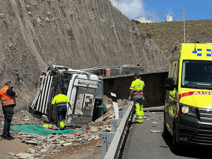 Imagen del vuelco de un camión en Marzagán / TA